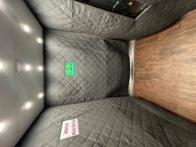 Cabine ascenseur protégée bâche matelassée